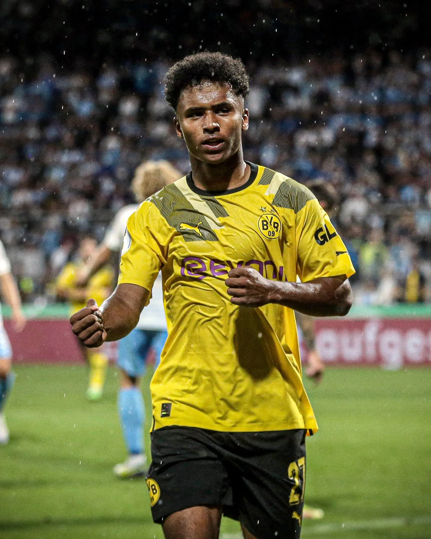 Adeyemi: Il giovane talento che conquista il calcio europeo