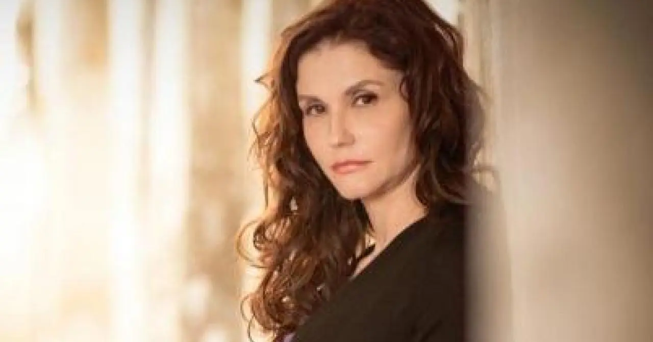 Alessandra Martines: Un’icona del Cinema e della Televisione Italiana
