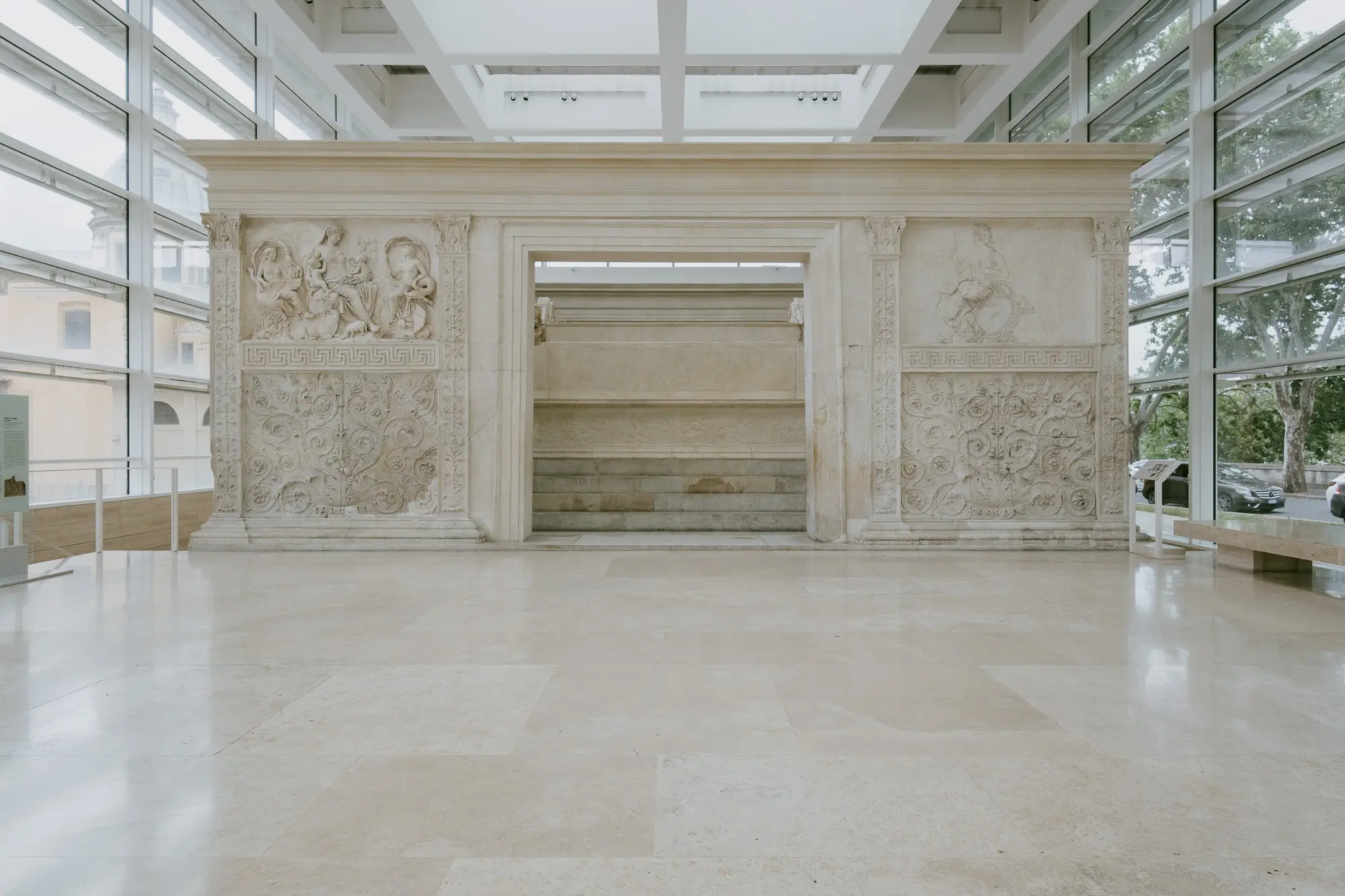 L’Ara Pacis: Storia e Significato del Monumento della Pace