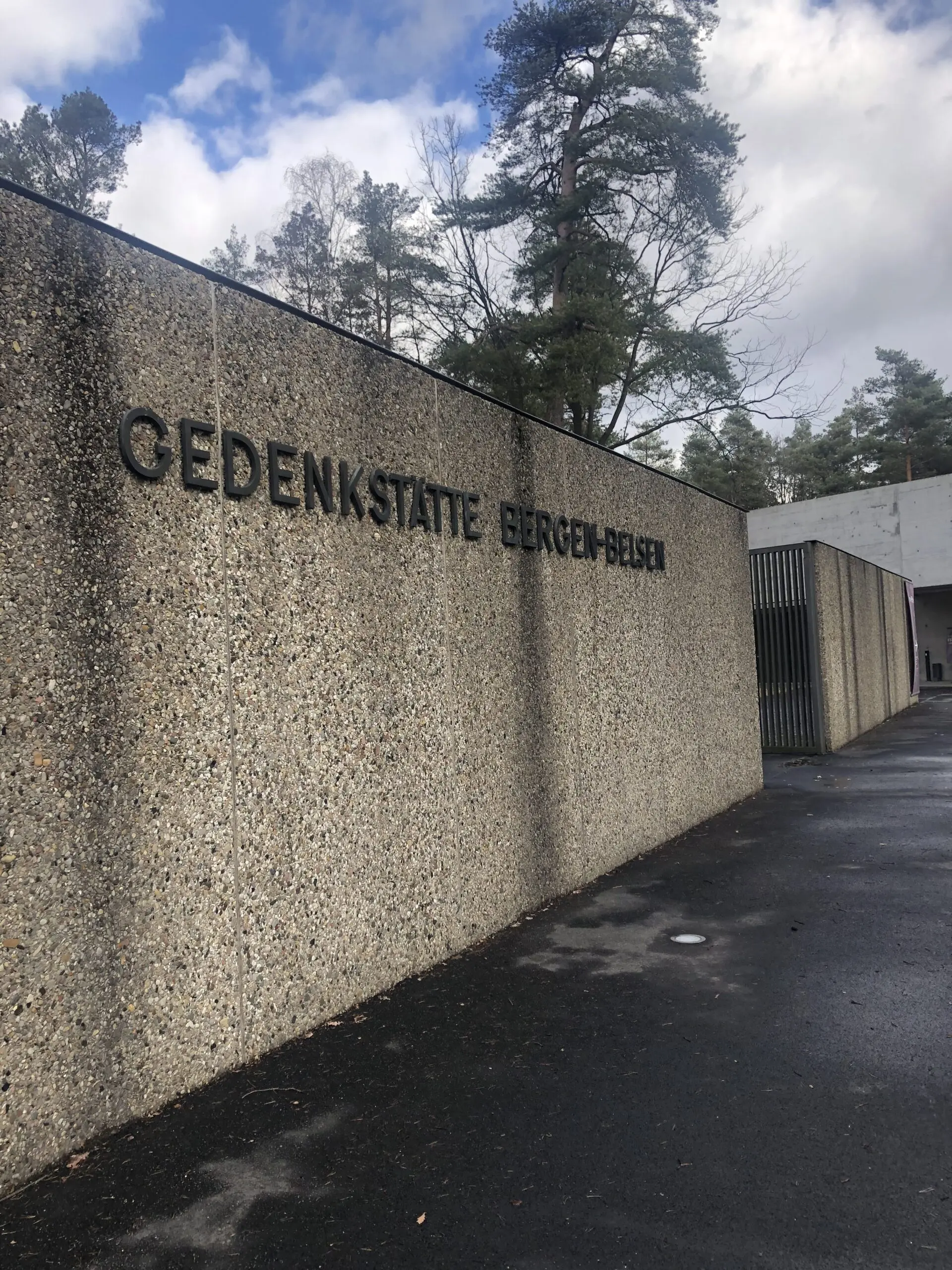 La Storia di Bergen-Belsen: Un Campo di Concentramento Tragico
