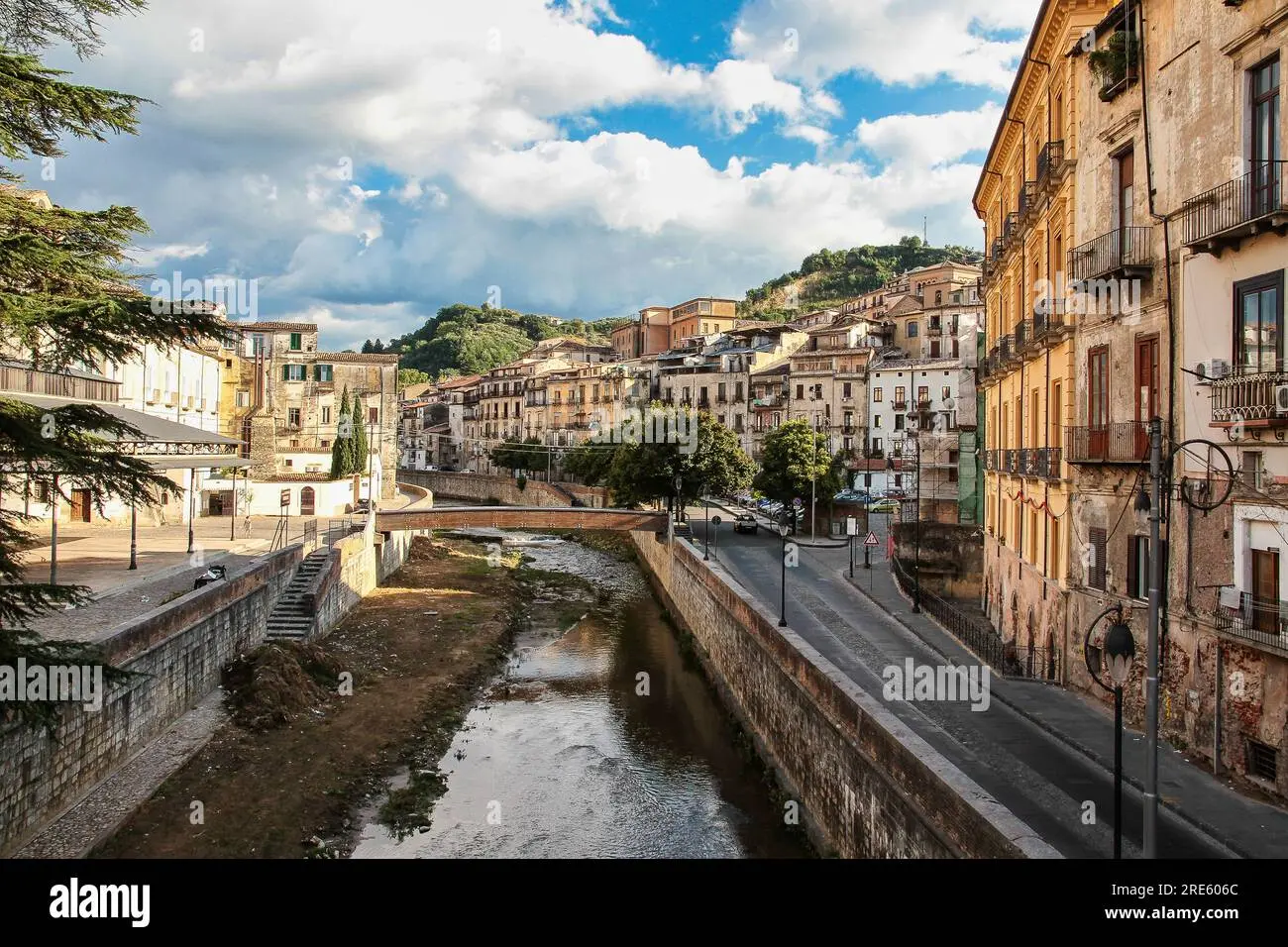 Catania e Cosenza: Un Confronto Tra Due Città