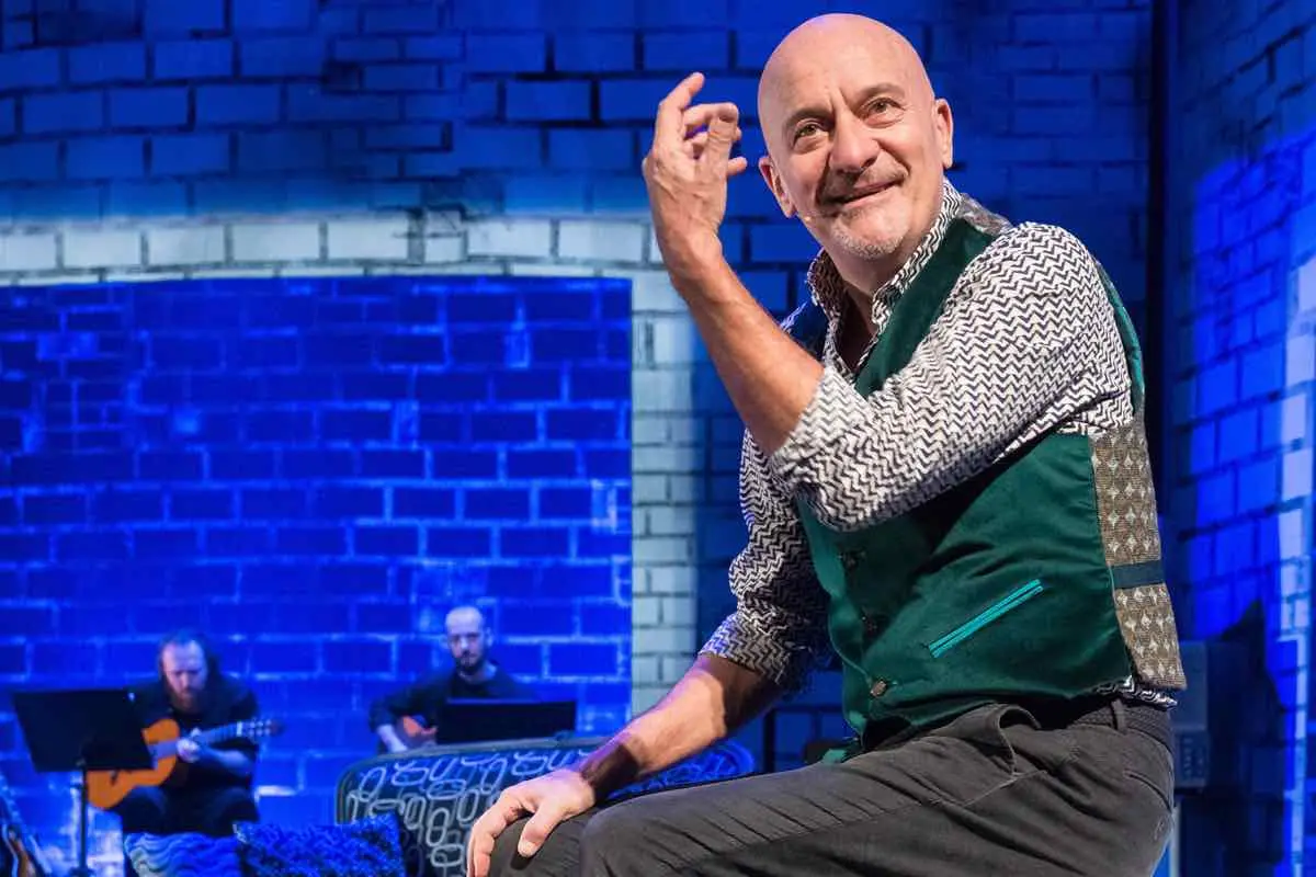 Claudio Bisio: Un Pilastro della Commedia Italiana