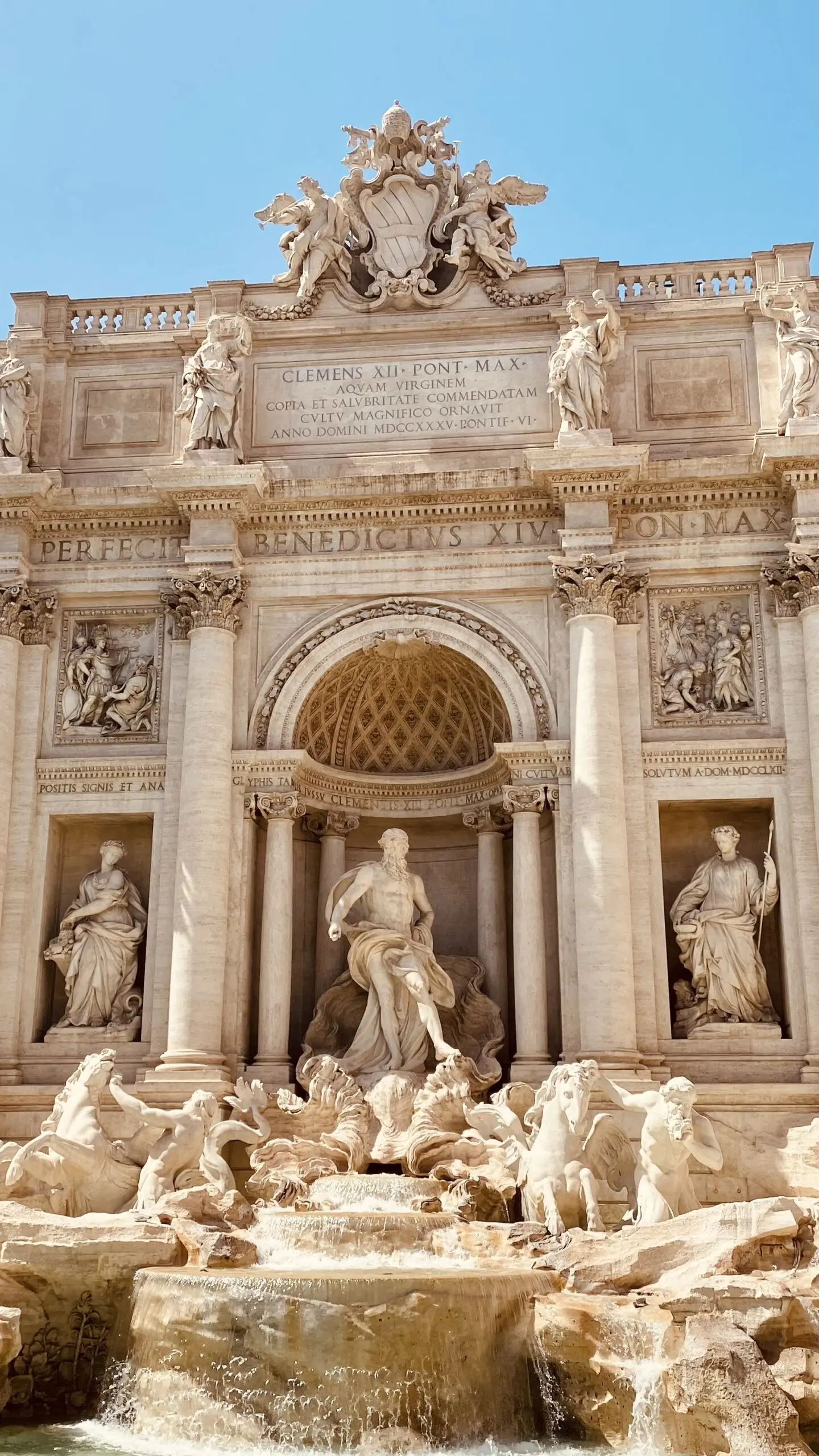 La Grandezza della Fontana di Trevi: Un Simbolo di Roma
