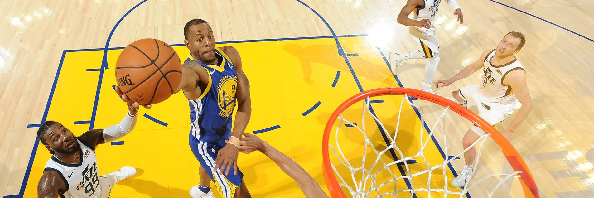 Sfida NBA: Jazz e Warriors si affrontano sul parquet