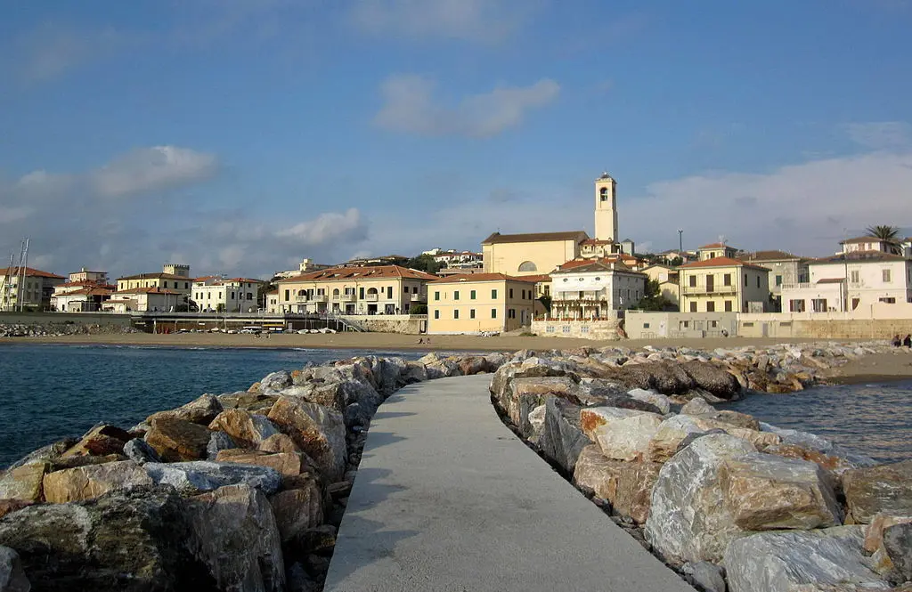 Esplorando San Vincenzo: Storia e Bellezze Naturali