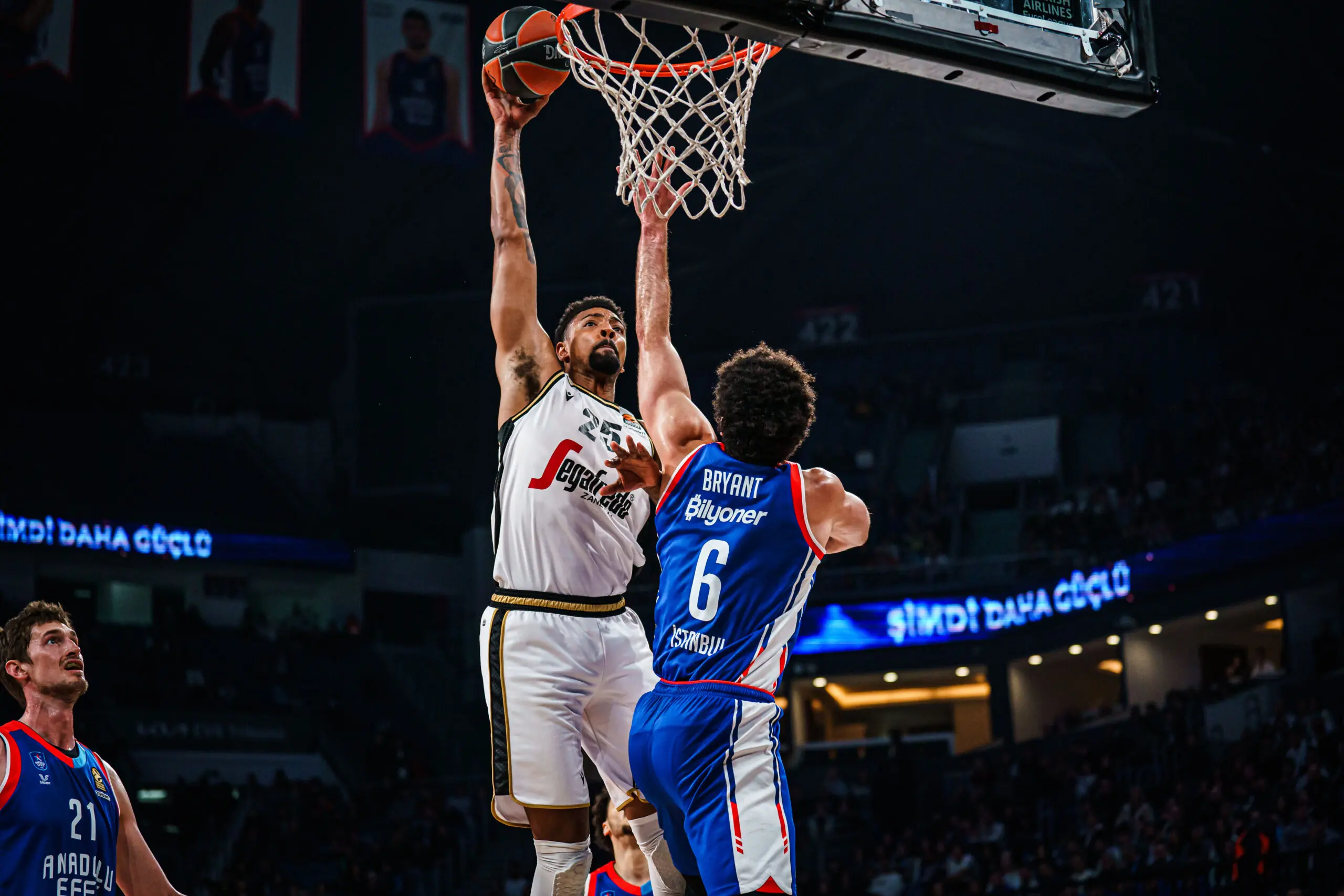 Anadolu Efes e Virtus Bologna: Analisi della Partita