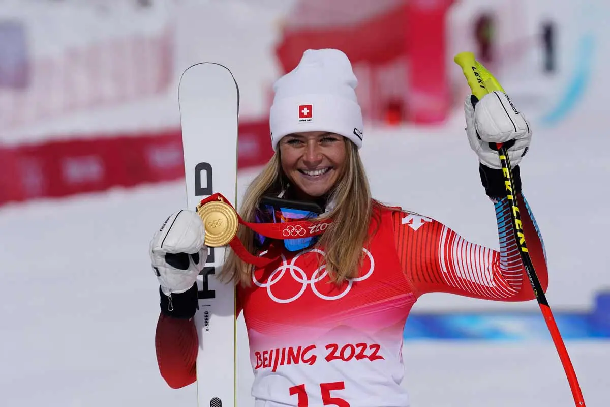 Corinne Suter: La Sciatrice Svizzera che Conquista le Piste