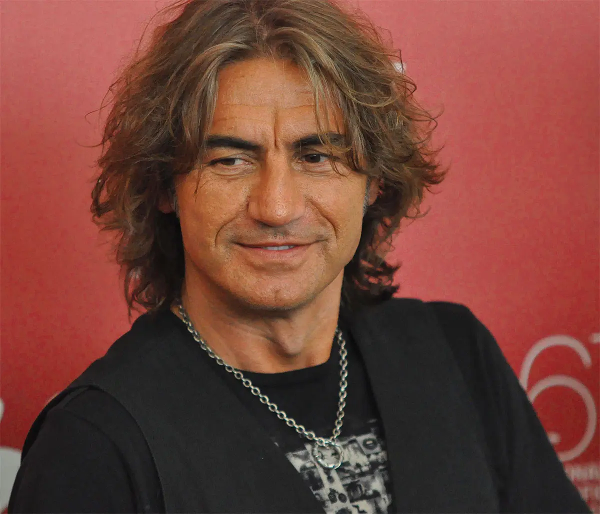 La carriera di Luciano Ligabue e il suo impatto sulla musica italiana image 1