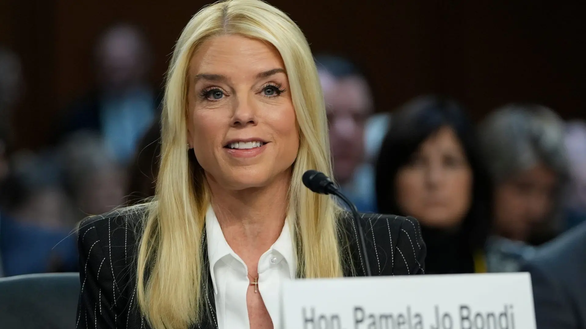 Pam Bondi: Un’analisi della sua carriera e importanza