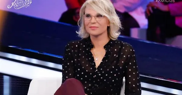 Carlo Amleto intrattiene il pubblico ad Amici 25
